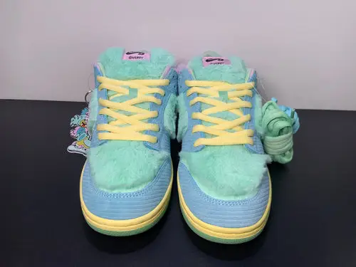 Nike x Verdy SB Dunk Low ‘Visty’ 