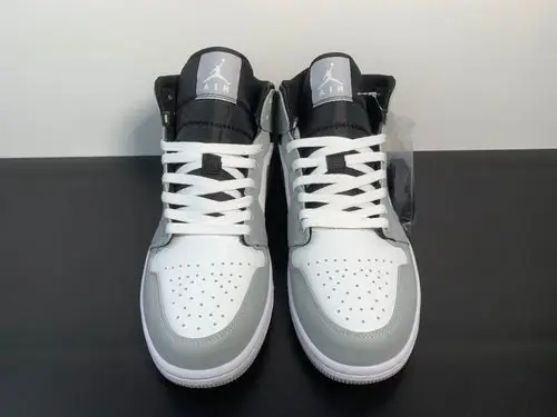 Air Jordan 1 Retro Mid ”Light Smoke Grey” 554724-078 