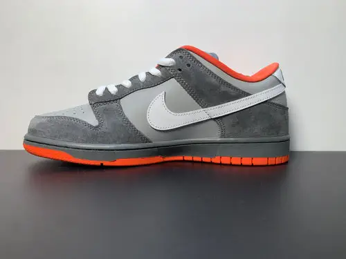 NK Dunk SB Low Staple NYC Pigeon 304292-011 