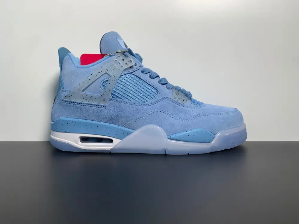 Air Jordan 4 Retro “UNC” PE Tar Heels