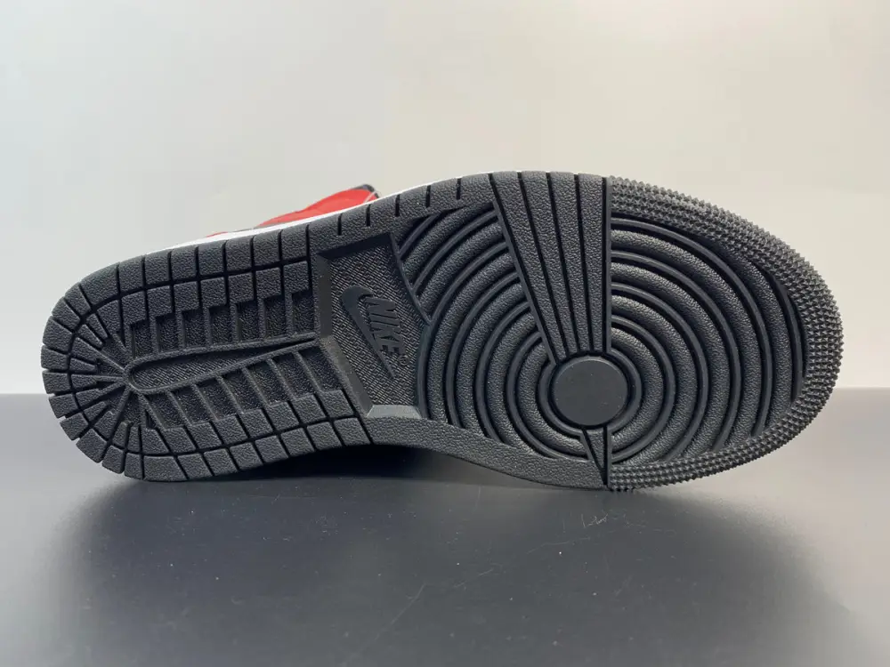 Nike Air Jordan 1 Mid Chicago - Black Toe 554724-069 