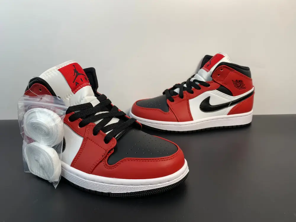 Nike Air Jordan 1 Mid Chicago - Black Toe 554724-069 