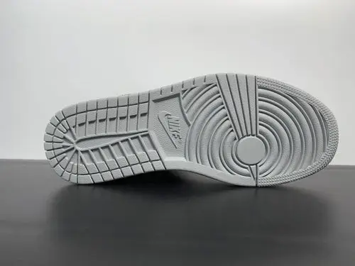 Air Jordan 1 Retro Mid ”Light Smoke Grey” 554724-078 